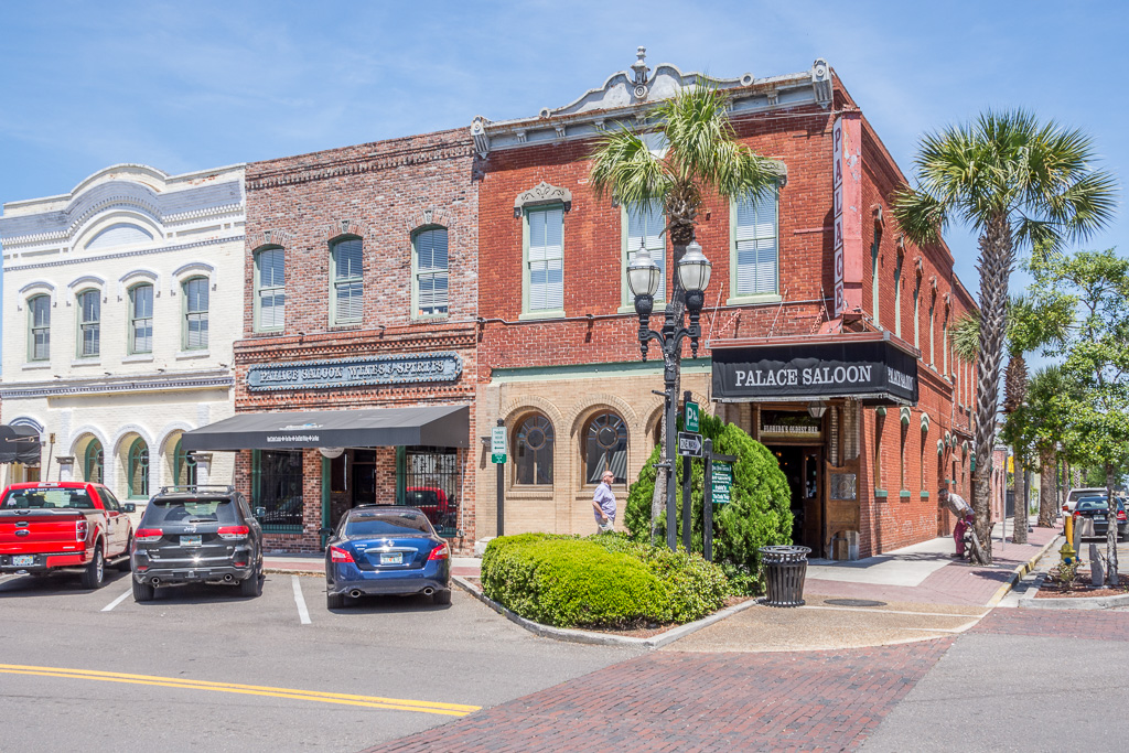 Originally constructerd as a haberdashery in 1879. In 1903 it became The Palace, an elegant gentleman's saloon until prohibition in 1918. Transformed as an ice cream parlor from 1918-1933, The Palace is Florida's oldest operating saloon.