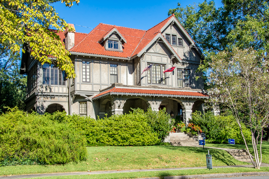 Constructed for realtor W. J. Turner, this was the first large architect-designed residence in what is now the Governor's Mansion neighborhood. Orginally a rambling, red-brick Queen Anne (c. 1884-85), it was extensively remodeled into the Craftsman style in about 1917.
