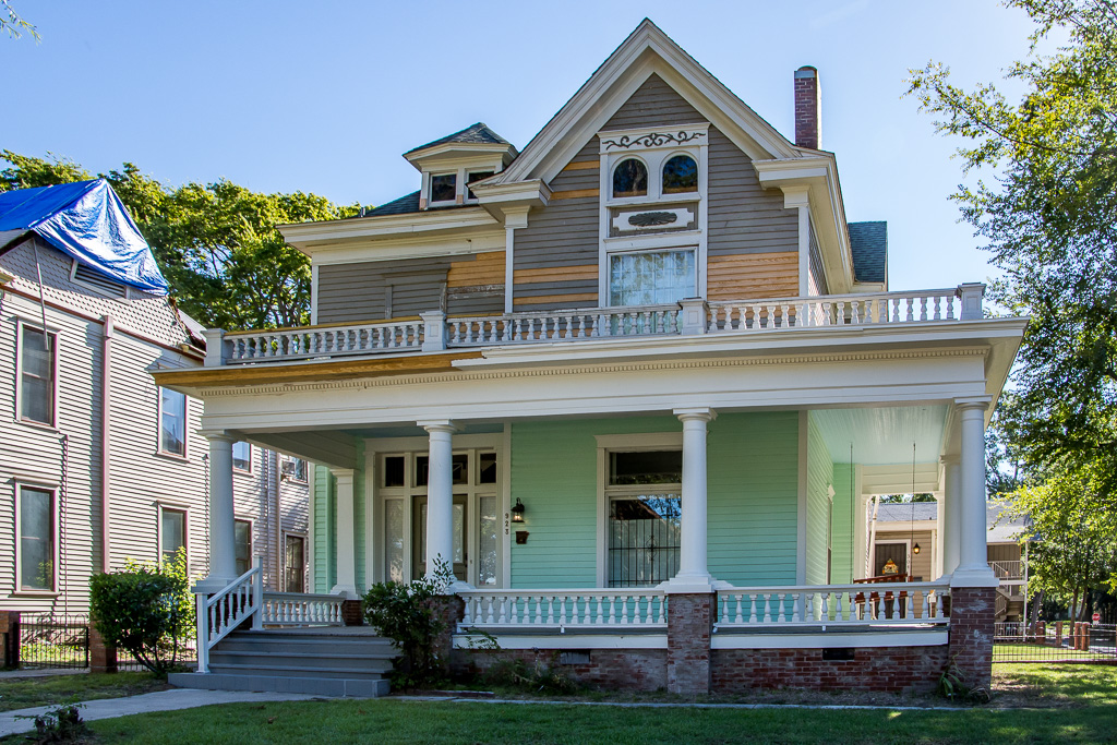 As was common from about 1895 to 1905 in Little Rock, the Scott House combines elements of both the Queen Anne and Colonial Revival styles.