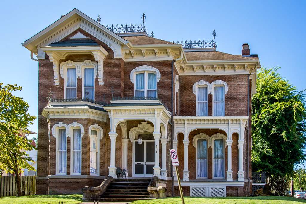 Lincoln House (c. 1877-78) With its iron roof cresting, arched windows, bracketed eaves, and other Italianate characteristics, the Lincoln House usually is considered the best existing High Victorian Italianate house in Little Rock