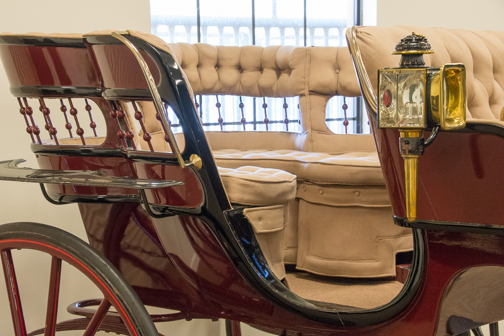 Tour-neau Sociable (Circa 1905). Favored as a lady's summer carriage for Park Driving.
