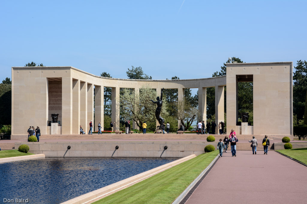 The memorial consists of a semicircular colonnade with a loggia at each end containing large maps and narratives of the military operations